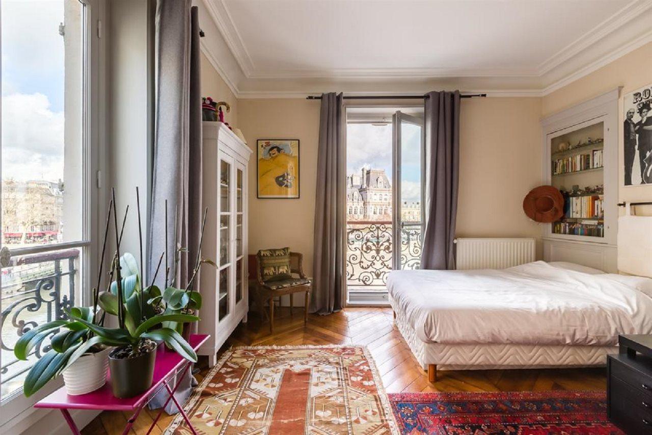 Veeve - Overlooking The Seine On Ile De La Cite Paris Bagian luar foto