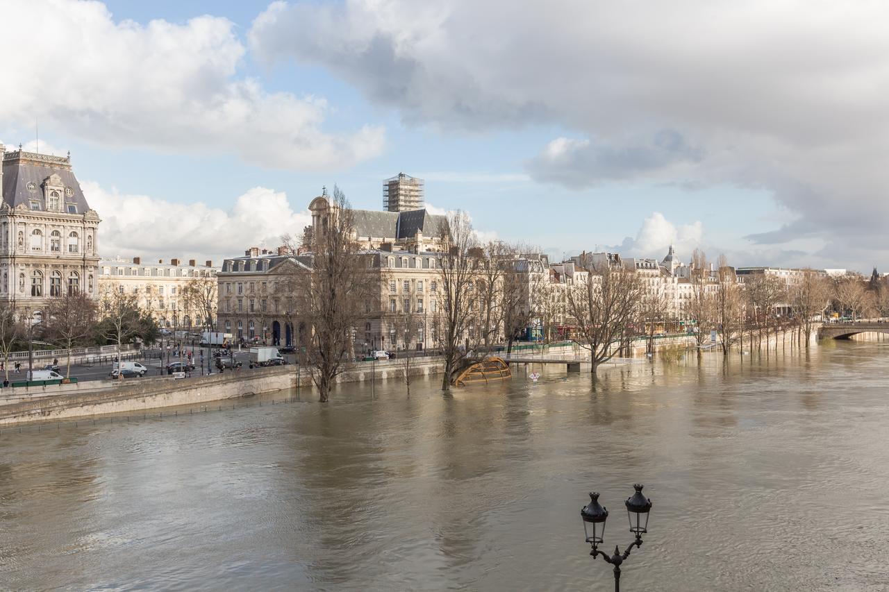 Veeve - Overlooking The Seine On Ile De La Cite Paris Bagian luar foto