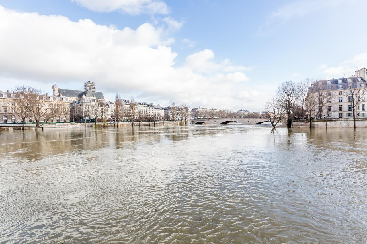 Veeve - Overlooking The Seine On Ile De La Cite Paris Bagian luar foto