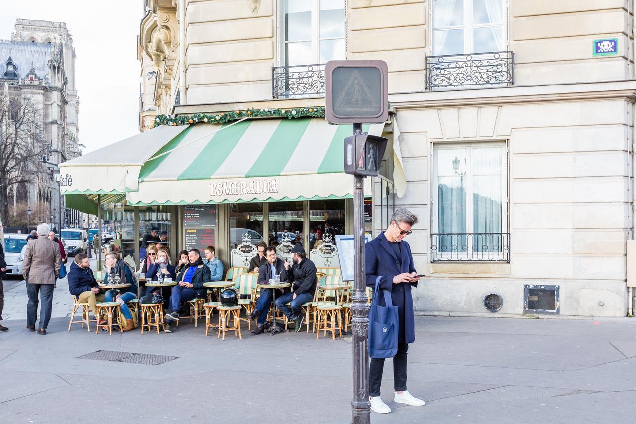 Veeve - Overlooking The Seine On Ile De La Cite Paris Bagian luar foto