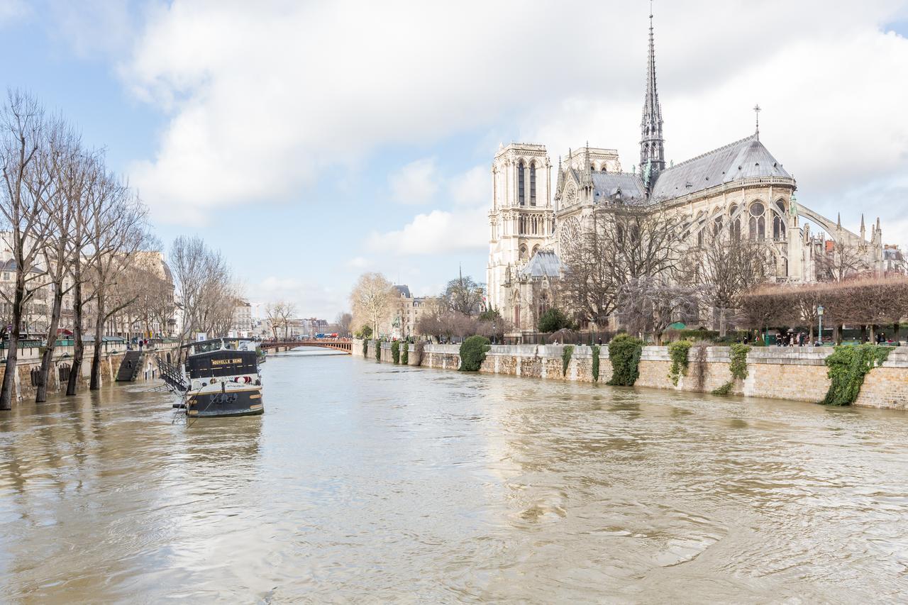 Veeve - Overlooking The Seine On Ile De La Cite Paris Bagian luar foto